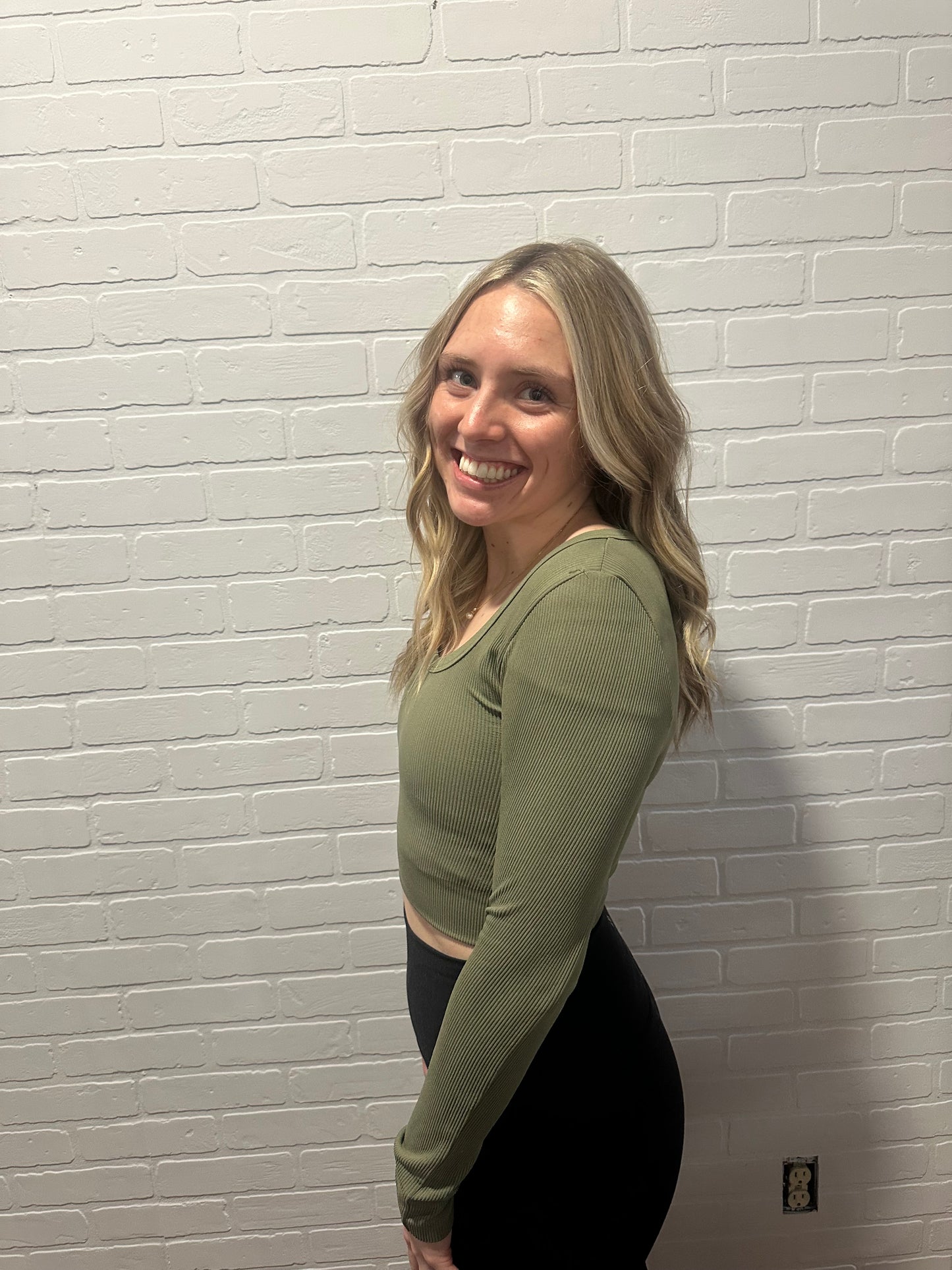 Ribbed Seamless Scoop Neck Long Sleeve Cropped Top
